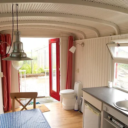 Bed and Breakfast Circus Wagon In Quiet Area Free Bikes Free Parking